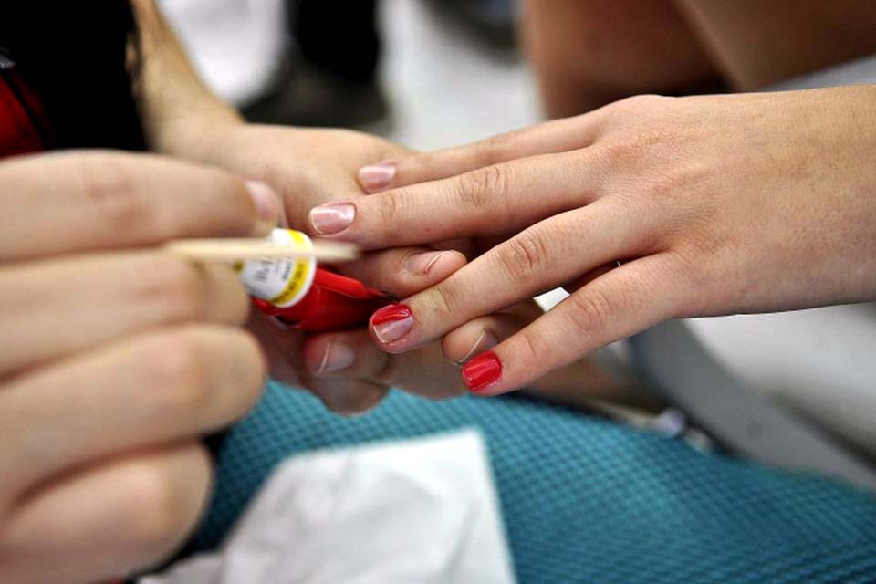 Manicures tentam manter renda na quarentena, mas procura cai