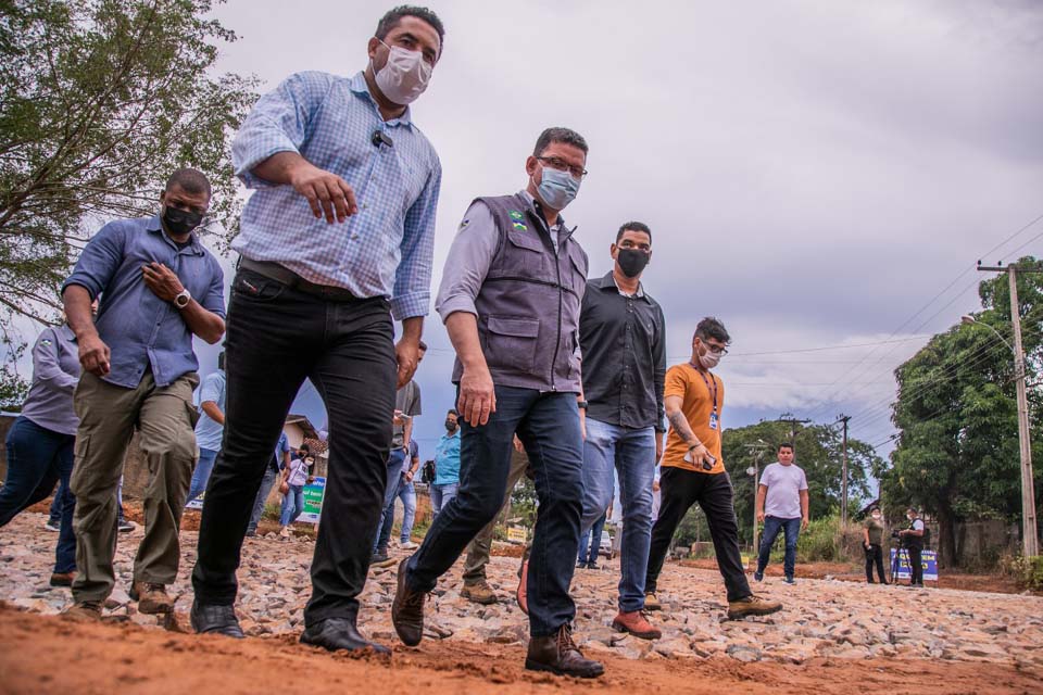 Governador Marcos Rocha visita obras do Tchau Poeira e Poeira Zero; vistoria aconteceu no bairro Riachuelo em Ji-Paraná