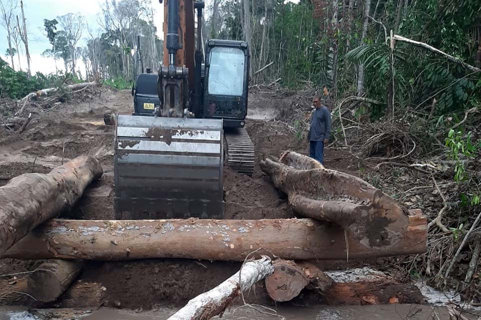 Obras abre estradas, constrói pontes e instala bueiros em São Lourenço