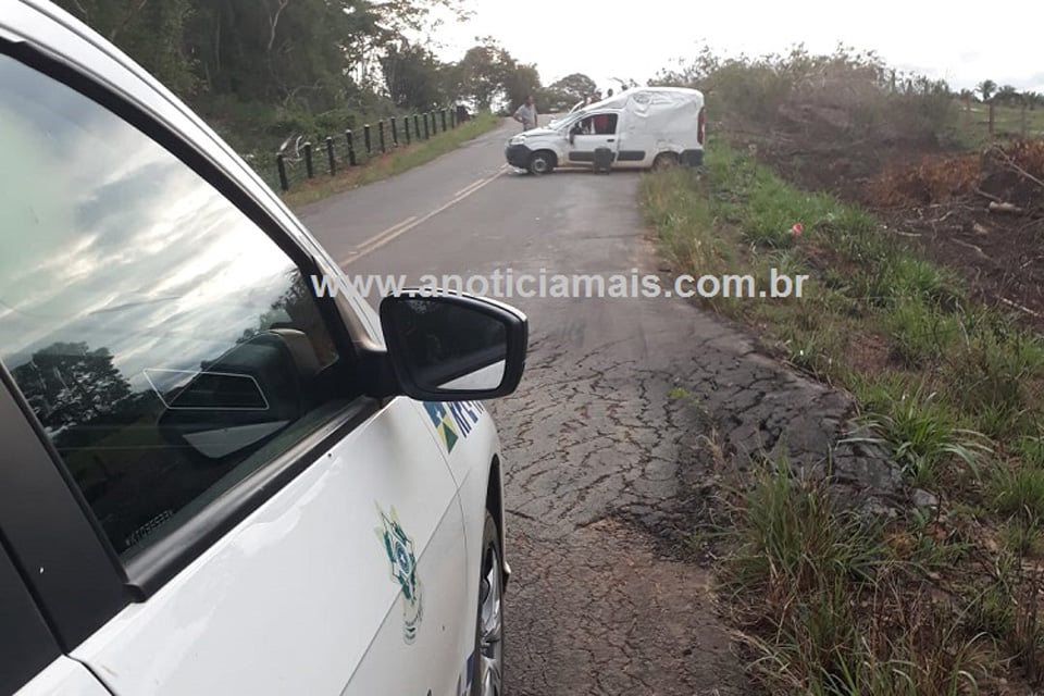  Carro capota duas vezes na RO-463 após pneu estourar