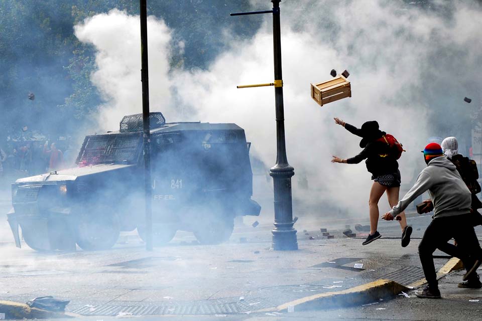 Protestos são retomados em Santiago com dezenas de detidos e feridos