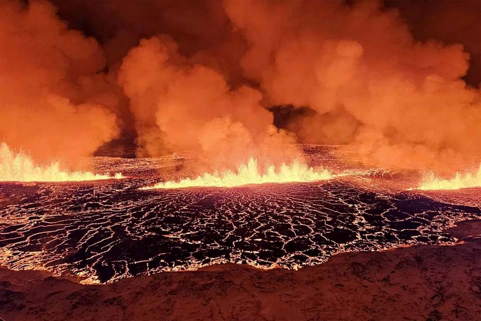 Após série de terremotos, Islândia registra erupção vulcânica na península de Reykjanes