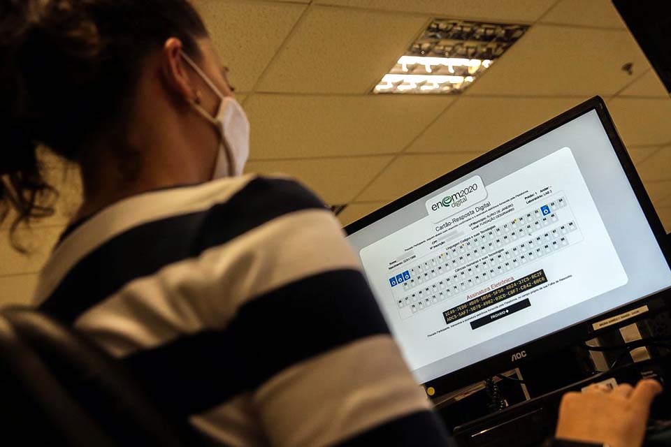 Governo divulga datas para pedir isenção de taxa de inscrição no Enem