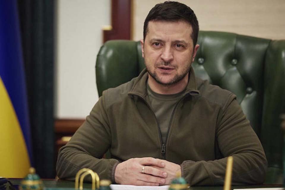 Zelensky pede a líderes ocidentais defesa aérea, tanques e armas