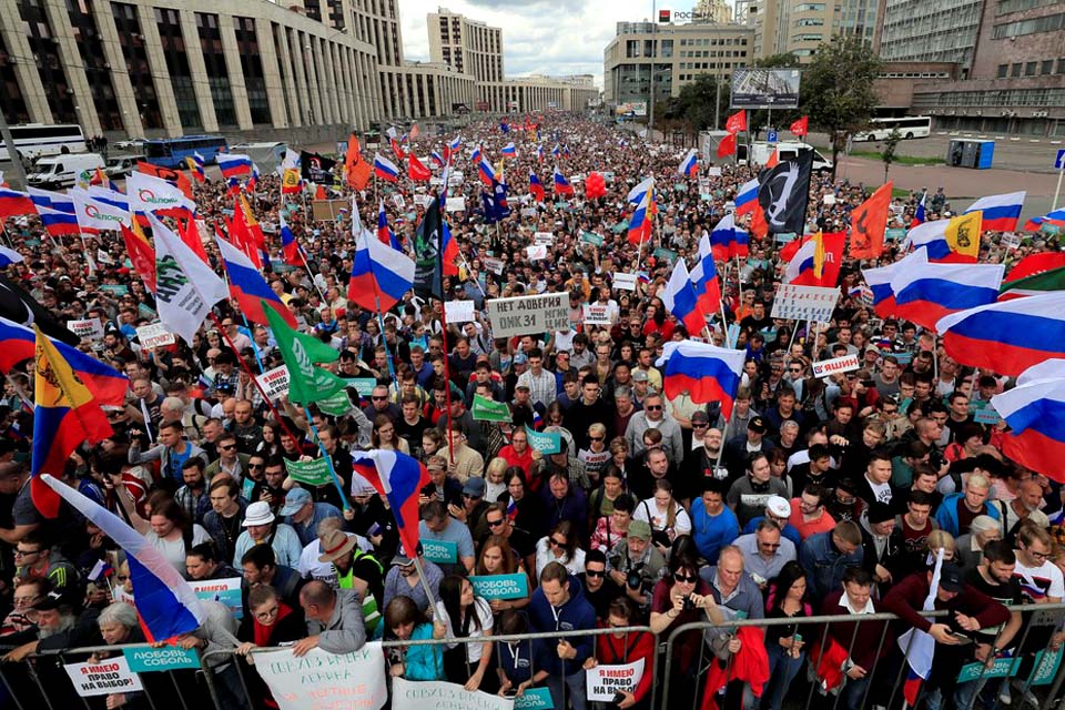 Polícia prende mais de 300 pessoas em protesto por eleições livres em Moscou