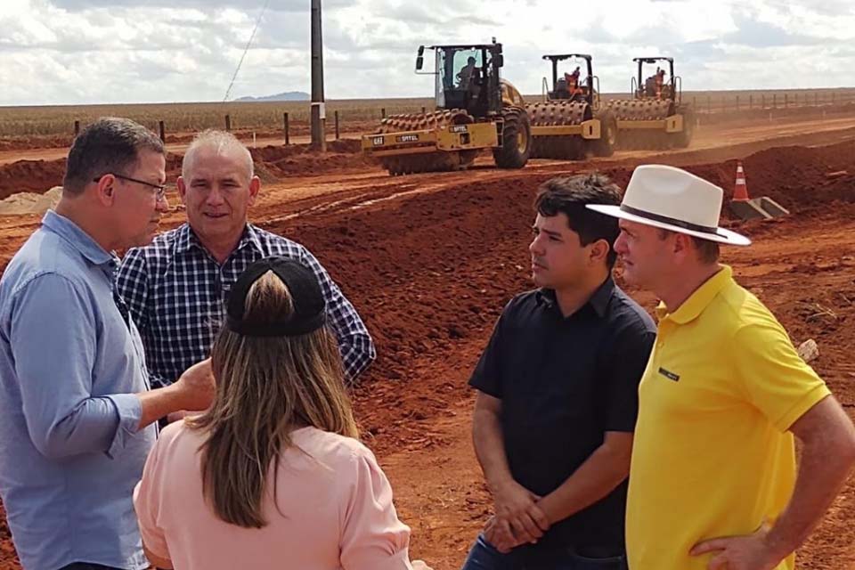 Luizinho Goebel e governador Marcos Rocha acompanham obras da RO-370 e entrega de trator retroescavadeira em Corumbiara