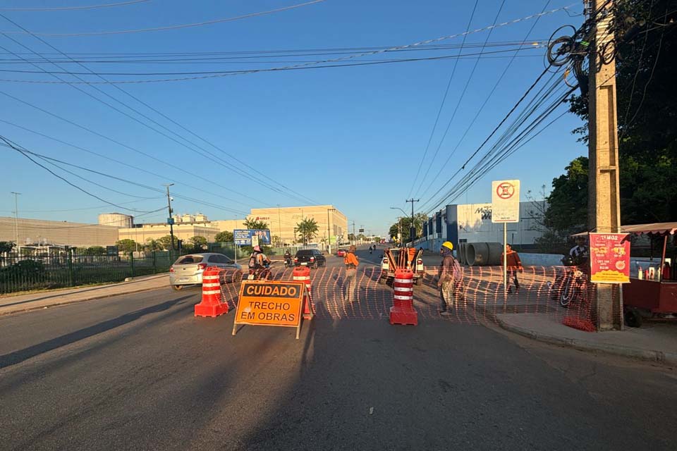 Trecho da Avenida Calama próximo ao Porto Velho Shopping está interditado para obra de drenagem