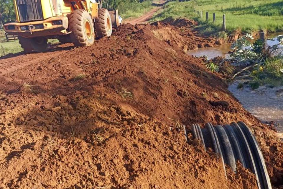 Semosp substitui ponte de madeira por tubos Pead na linha 176 lado norte 