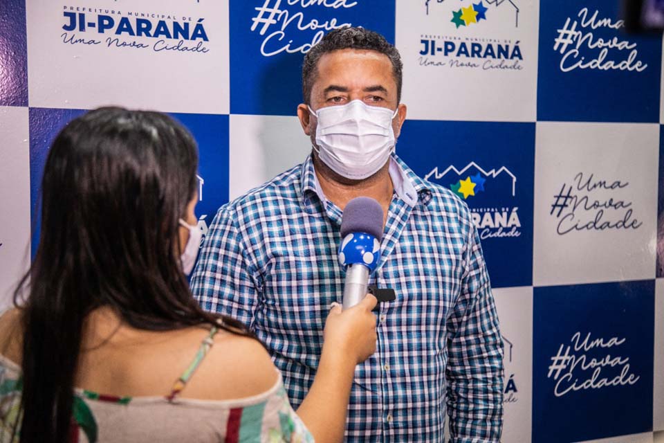 Transporte público retorna nesta segunda-feira; prefeito prestou entrevista coletiva para tratar do assunto