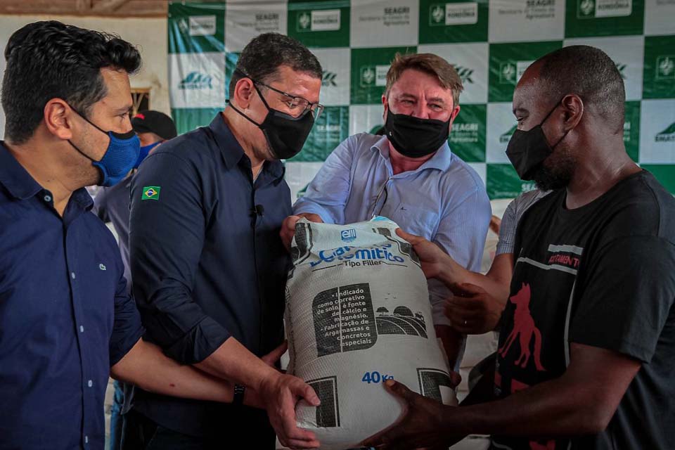 Governador Marcos Rocha entrega calcário para pequenos produtores do setor Chacareiro de Porto Velho