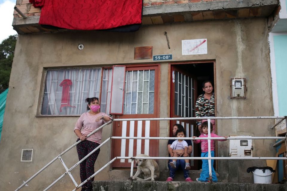 Colombianos penduram panos vermelhos nas janelas para sinalizar fome