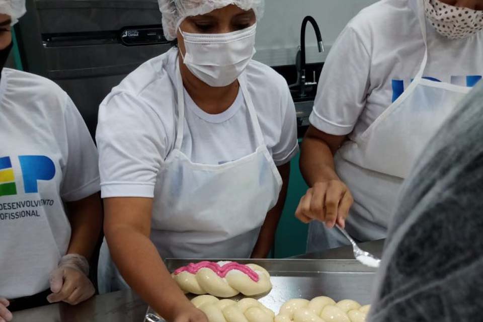 Idep realiza entrega de certificados do curso da Escola Técnica Móvel de Panificação, em Jaru