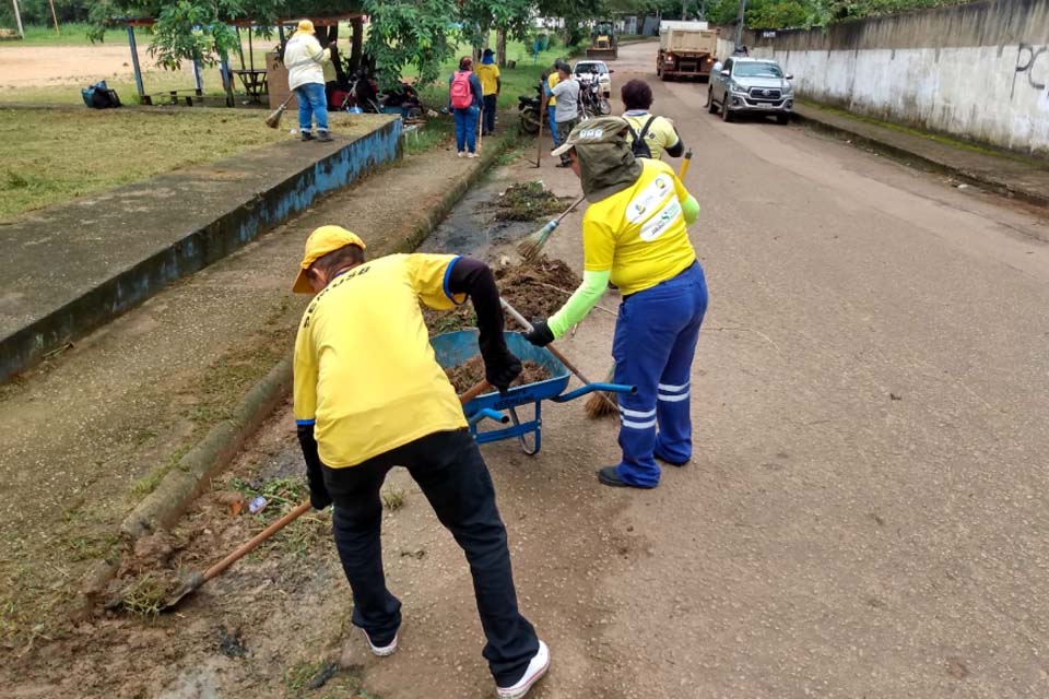 Prefeitura de Porto Velho limpa margem de canal na Vila Tupi e praça no bairro Caladinho