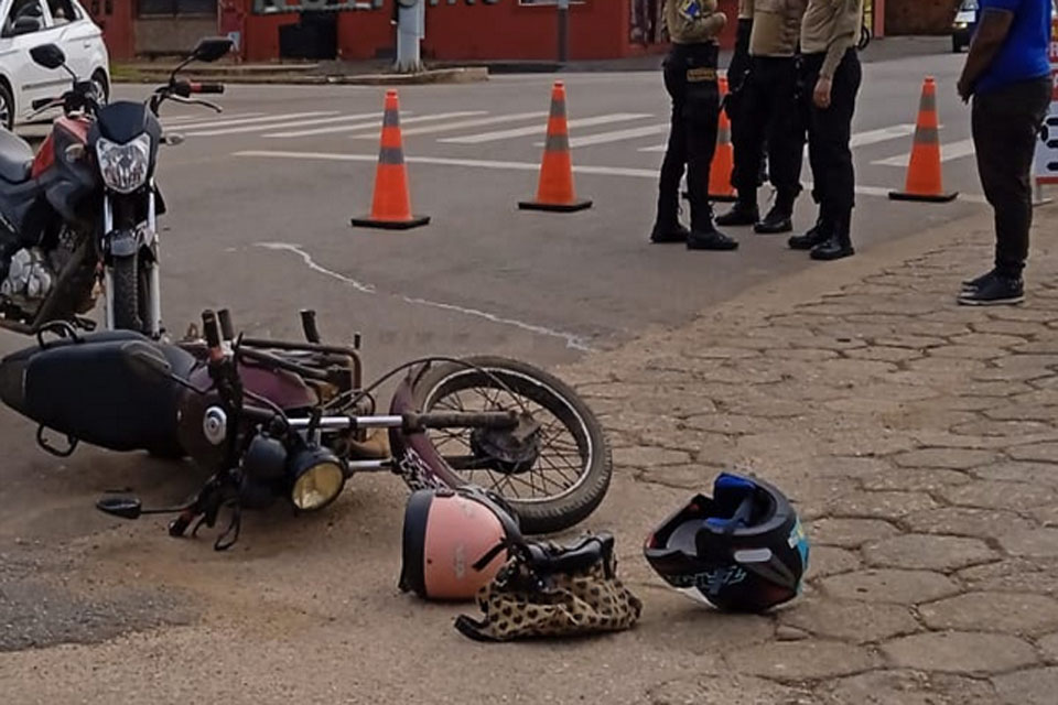 Colisão entre motos deixa passageira gestante ferida na zona leste