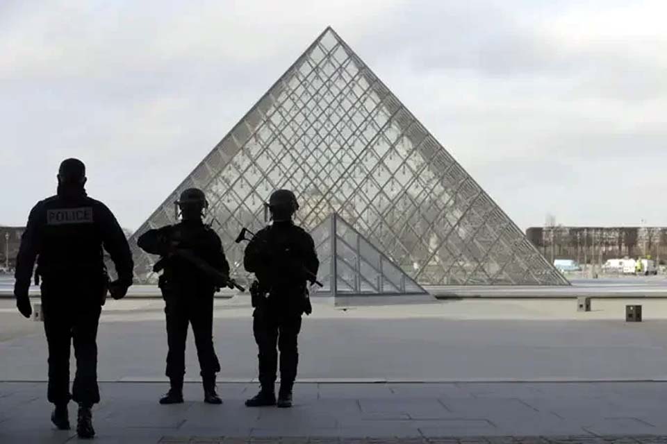 Museu do Louvre é fechado após ameaça de bomba e França entra em estado de emergência