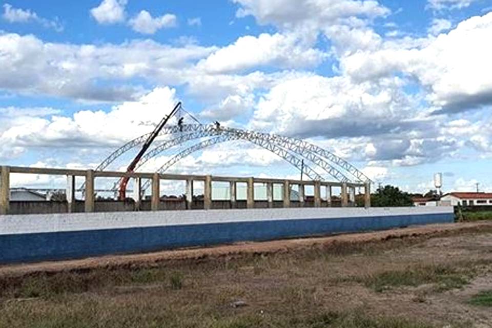 Prefeitura inicia construção de quadra esportiva na Escola Nair Barros