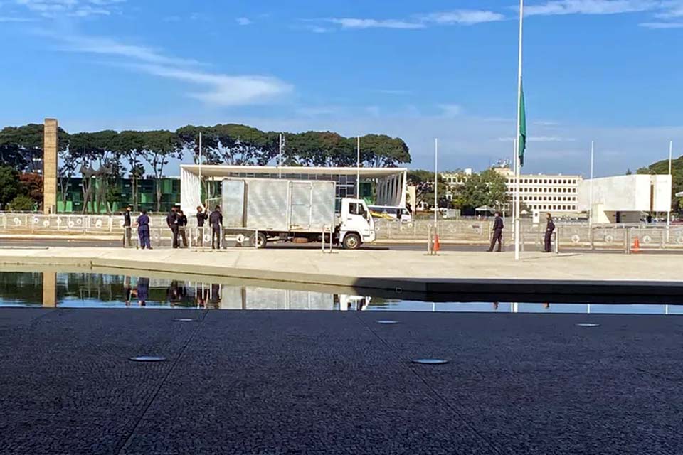 Após 10 anos, GSI retira grades de proteção da frente do Palácio do Planalto