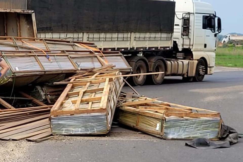  Carreta carregada de madeira tomba no anel viário em Ji-Paraná