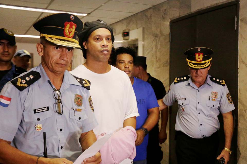 Em primeira entrevista desde prisão, Ronaldinho fala em surpresa