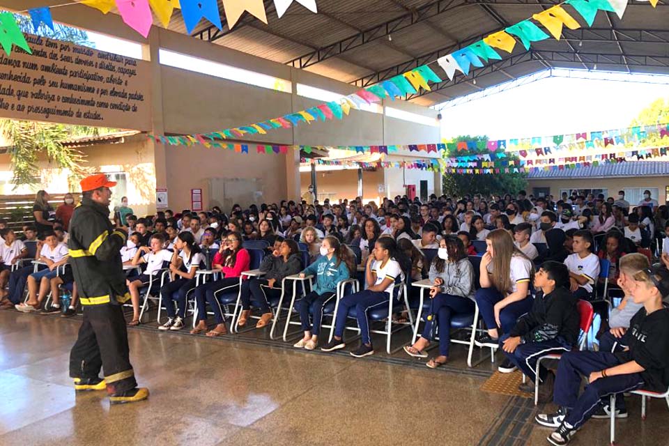 Palestras sobre queimadas urbanas e risco de incêndios são realizadas nas escolas municipais