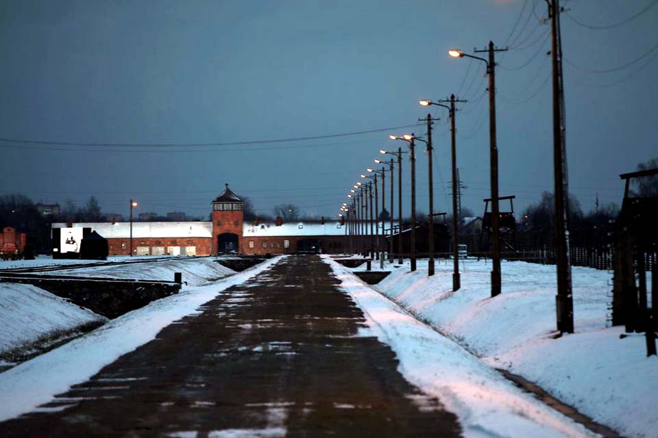 Auschwitz faz cerimônia virtual para marcar aniversário de libertação