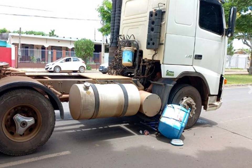 Vendedor de picolé morre pós ter bicicleta atingida por caminhão