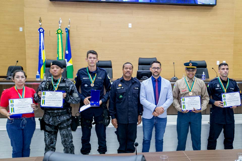 Deputado Anderson Pereira preside Sessão Solene para entrega de Medalhas do Mérito Legislativo para membros das Forças de Segurança do Estado