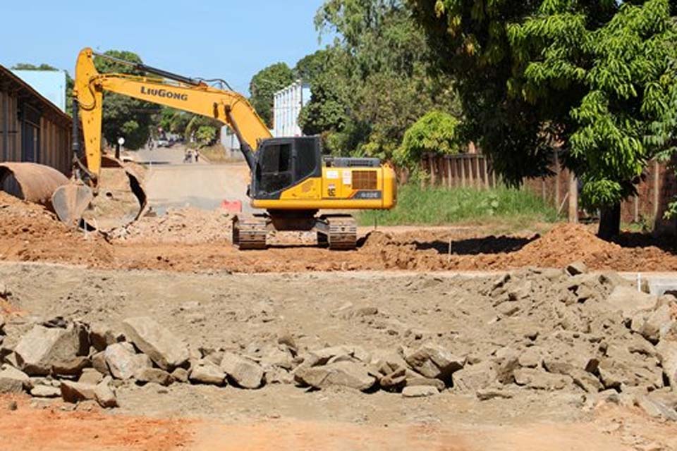 Prefeitura de Ji-Paraná amplia rede de drenagem e pavimentação na rua Silvio Michelussi