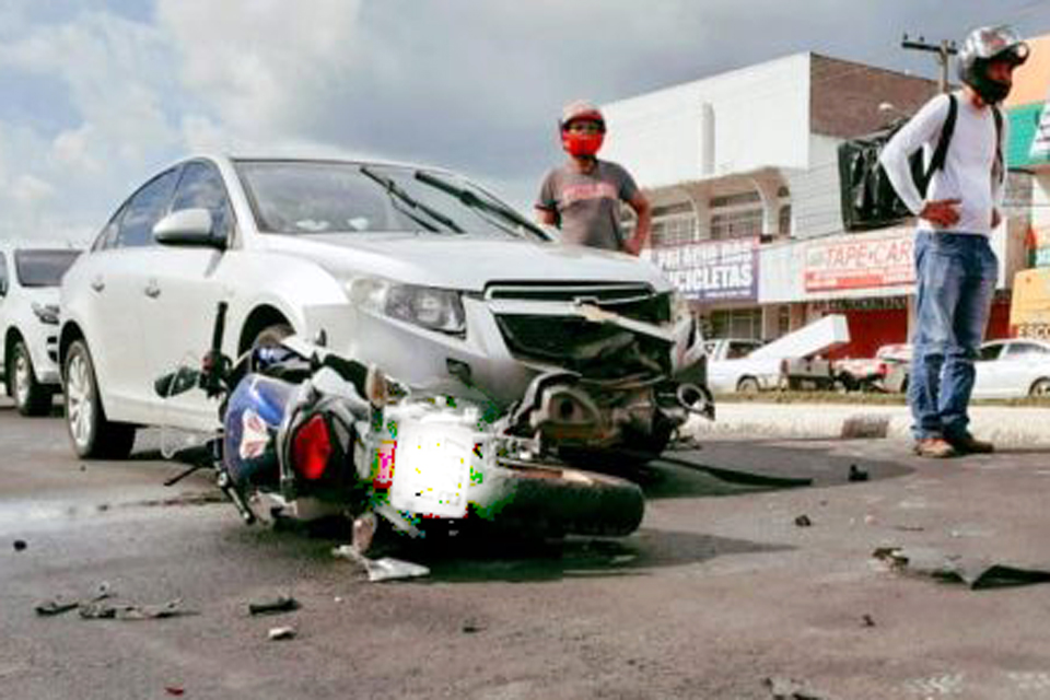 Motociclista morre após perder controle da moto e bater frente com carro