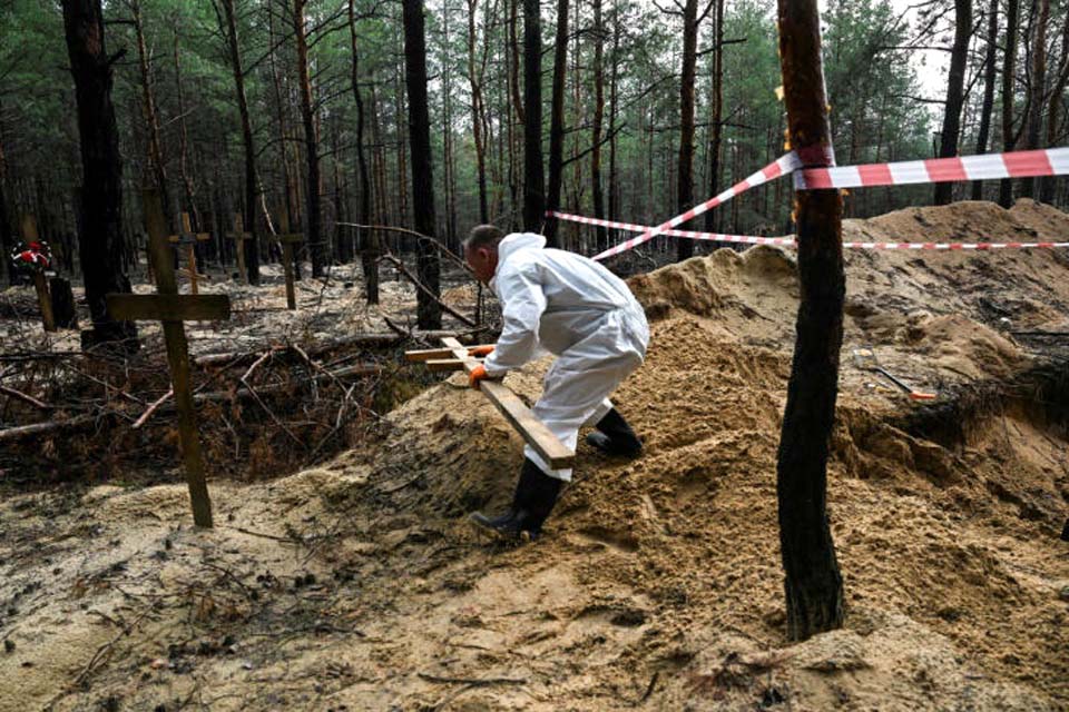 Ucrânia encontra vala comum com centenas de corpos em cidade retomada dos russos