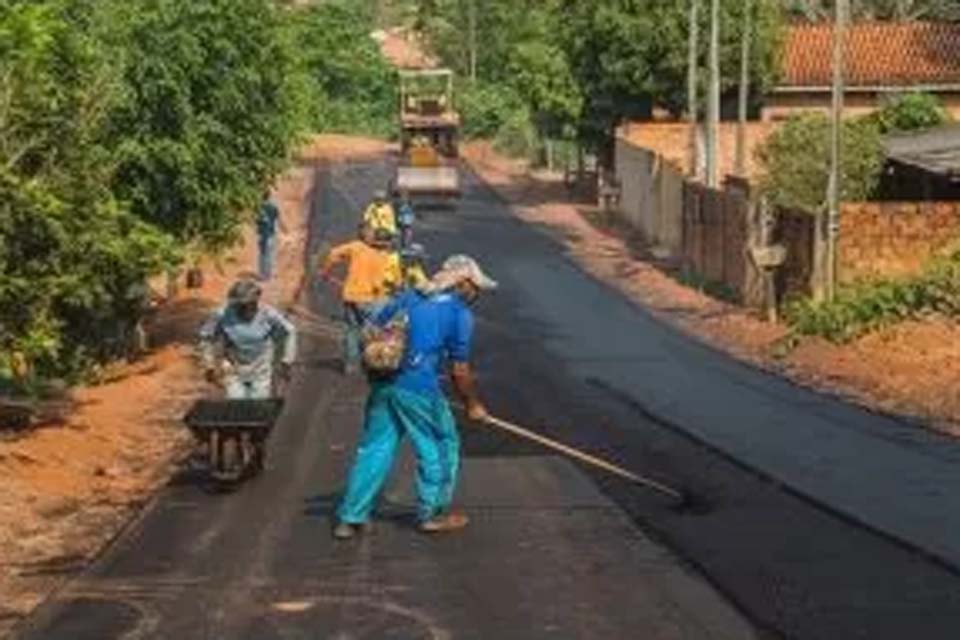 Ruas do Bairro Nova Esperança recebem asfalto em Cacoal; projeto representa um marco para a comunidade