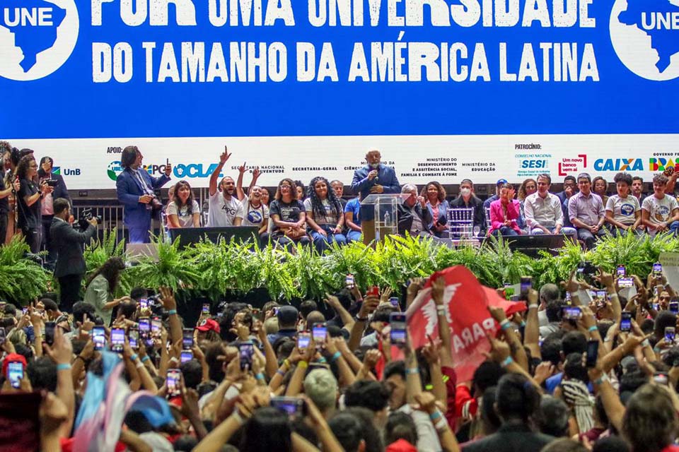 Lula participa de congresso da UNE e promete mais universidades