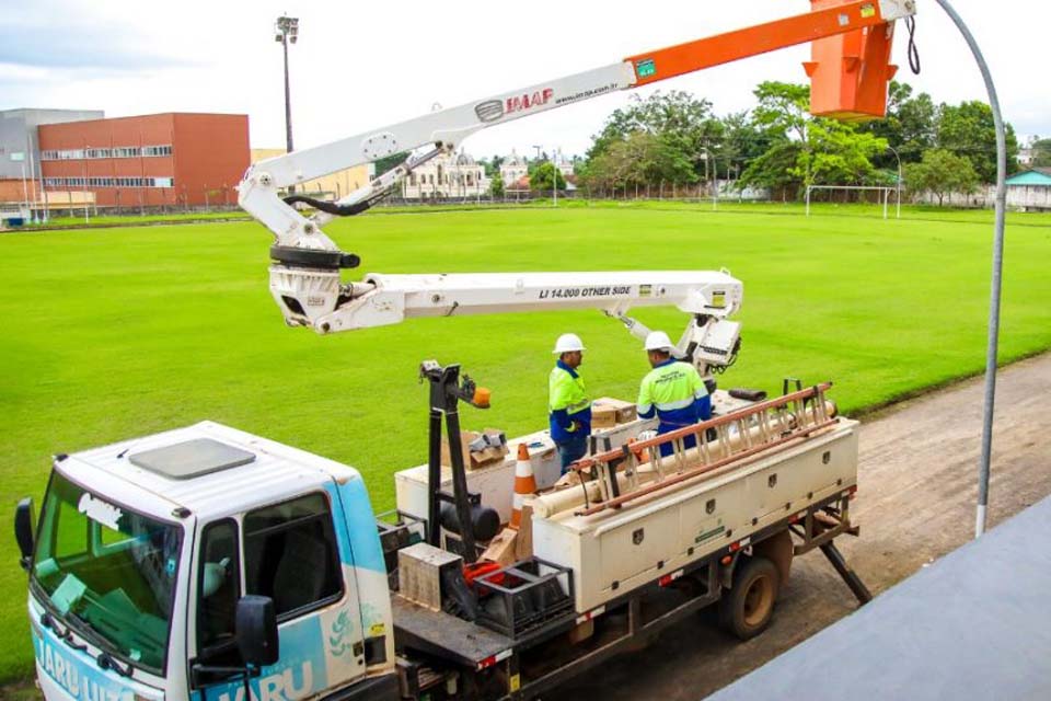 Prefeitura implanta luminárias de Led em pista de caminhada do estádio Leal Chapelão