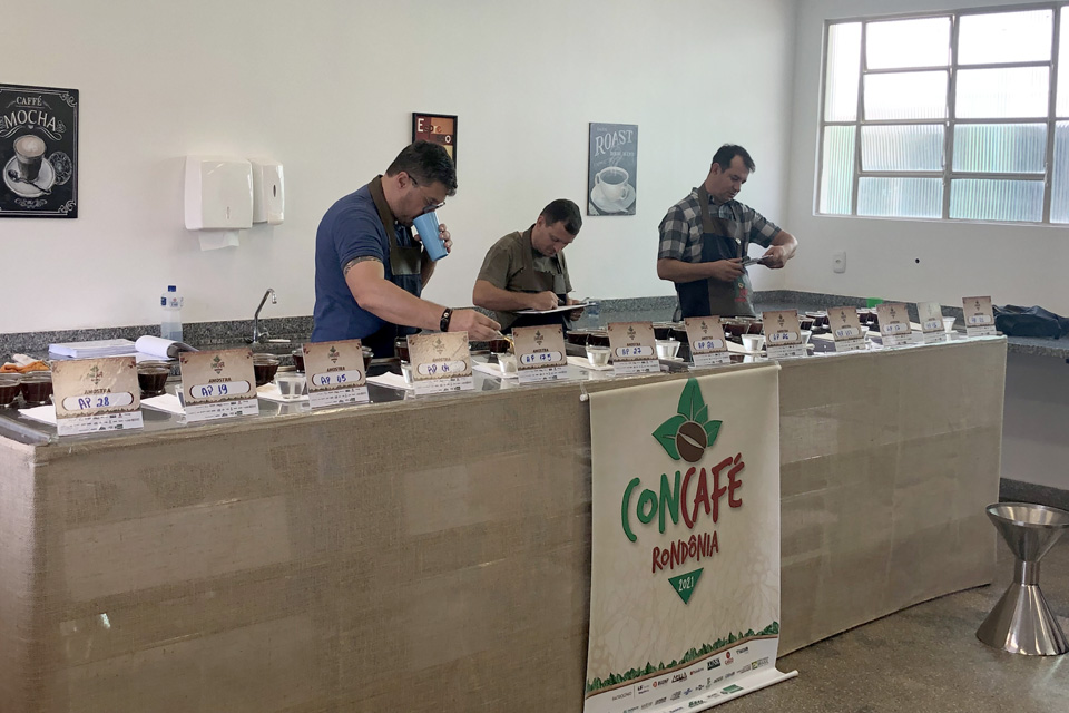 Análises física e sensorial das amostras de cafés do 6º Concafé são realizadas nos laboratórios do IFRO Campus Cacoal