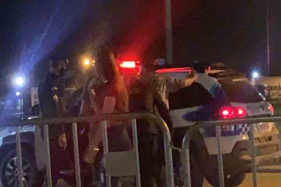 Casal bate-boca em shopping e homem quebra garrafa no rosto de mulher