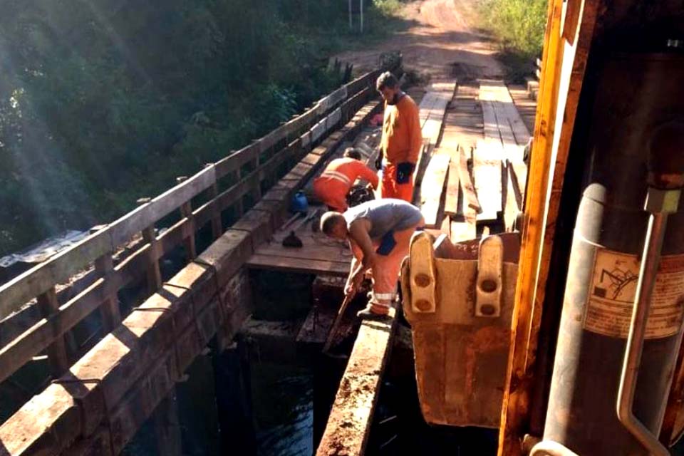 Serviço de patrolamento da Estrada Velha do Calcário e recuperação de pontes na RO-482 são executados