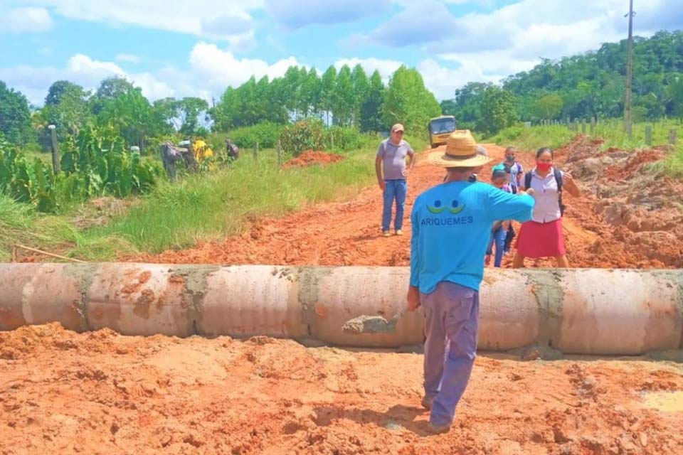 Secretaria Municipal de Obras e Serviços Públicos realiza obra para construção de bueiro na LC - 60