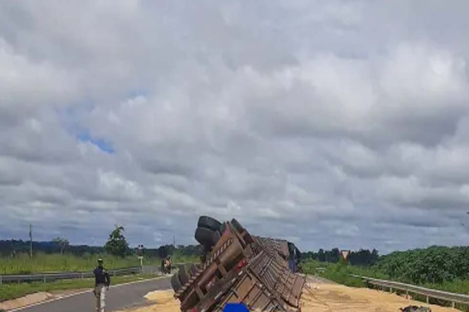 Motorista e esposa ficam feridos após carreta carregada de soja tombar