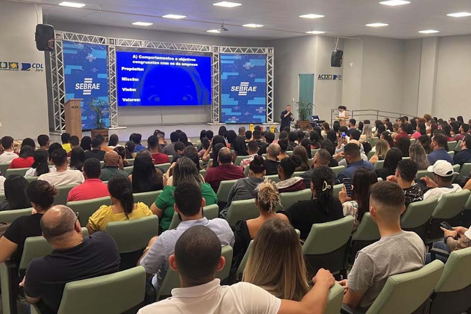 Palestra oferecida pelo Sebrae e pela ACIJ reúne empreendedores em Jaru 