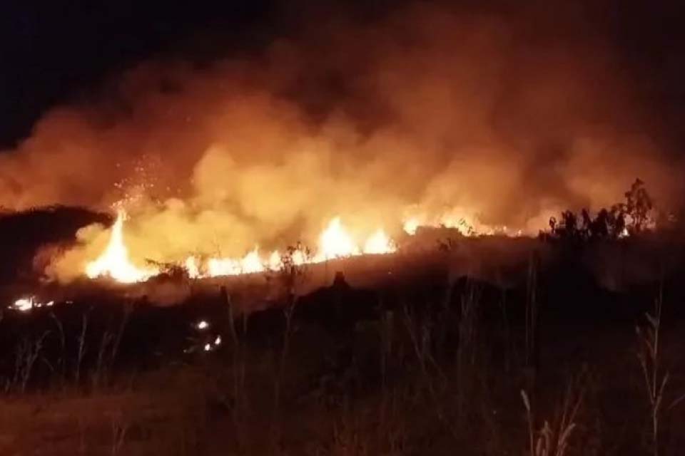 Incêndio de grandes proporções em lixão causa transtornos e risco à população em Espigão do Oeste