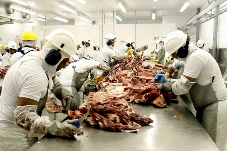 Bloqueio da China à carne brasileira põe em risco 10 bilhões de reais neste ano