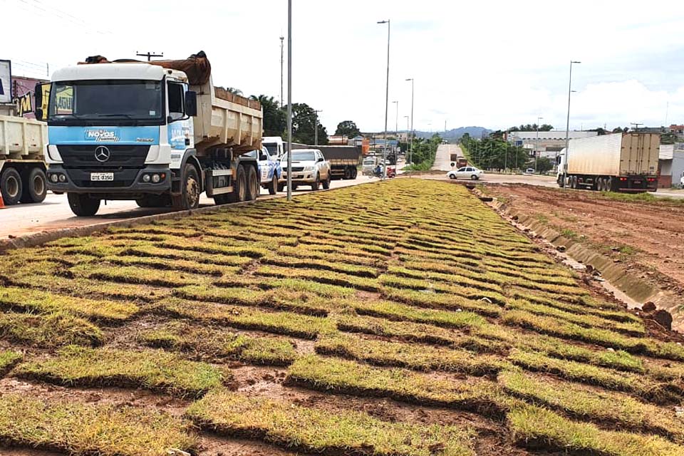 Infraestrutura: Prefeitura realiza plantio de grama em canteiro central da BR-364