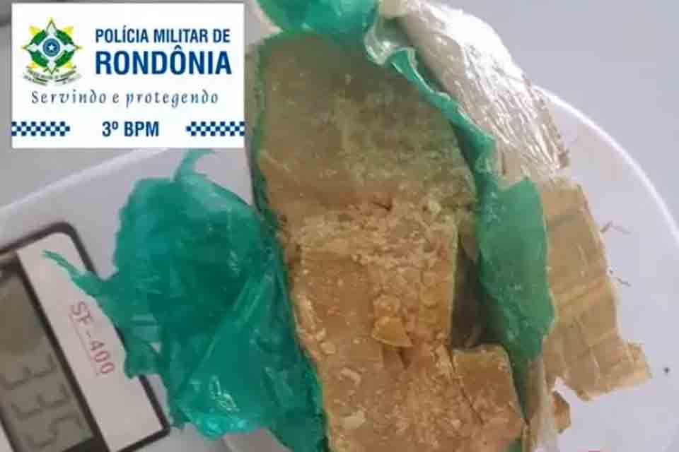 PM prende mulher em táxi transportando pasta base de cocaína