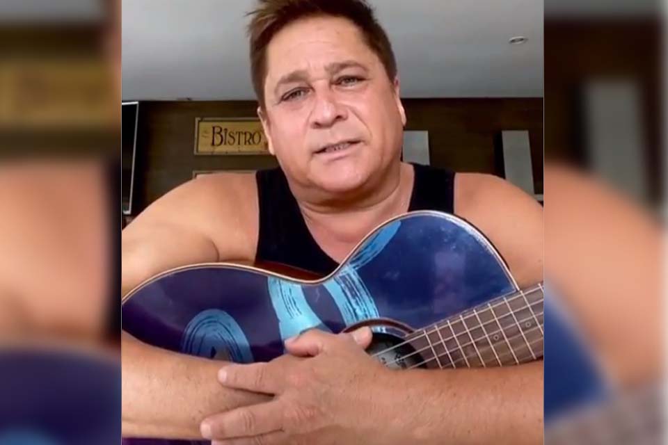 Leonardo faz homenagem e canta música preferida de Tom Veiga: “Descanse em paz, meu amigo”