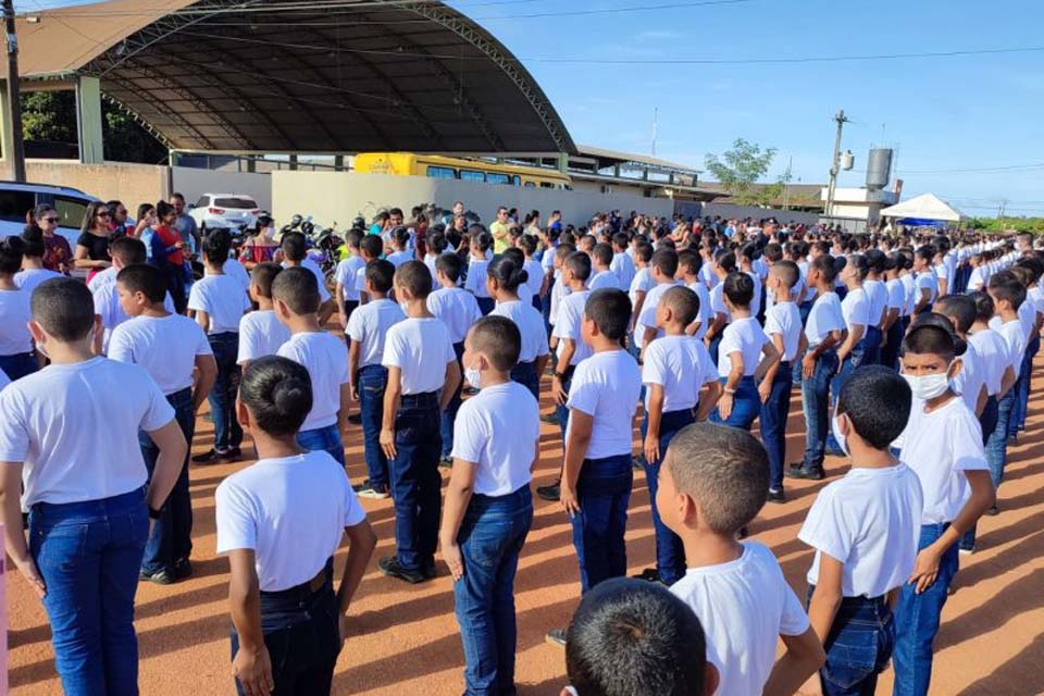 Alunos do Colégio Tiradentes da Polícia Militar prestam homenagens ao patrono brasileiro