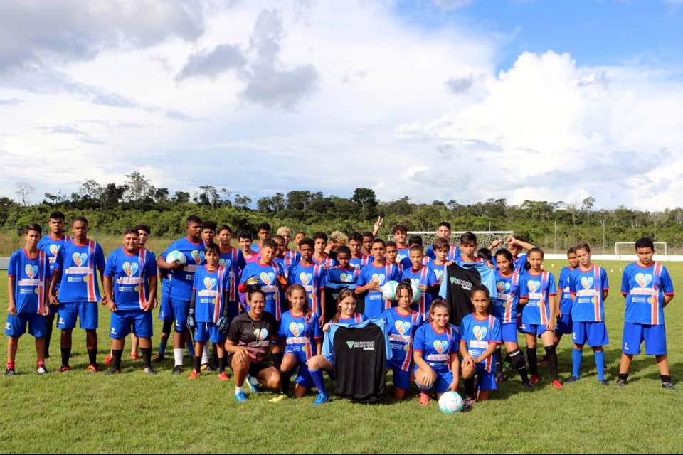 Sicoob Credisul entrega material esportivo para alunos do projeto “Renascendo pelo Esporte”, em Vilhena