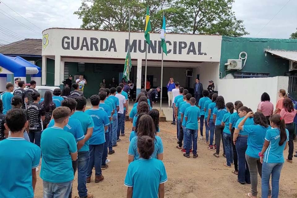 Alunos da Escola Polo Henrique Dias participam de momento cívico com equipes da Ronda Escolar