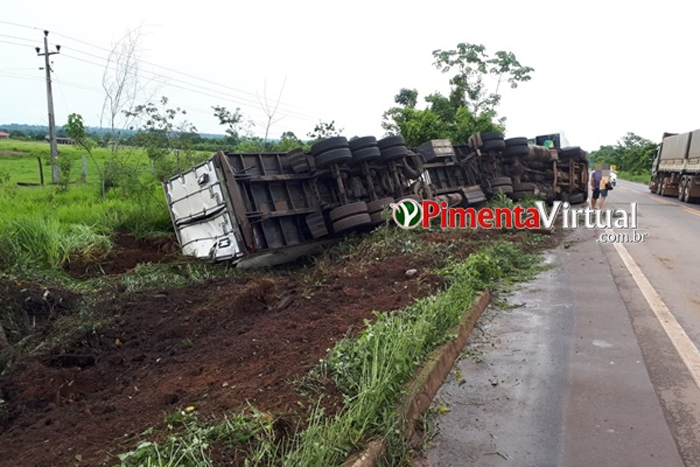 Carreta tomba após enroscar em fio elétrico na BR-364 em Pimenta Bueno