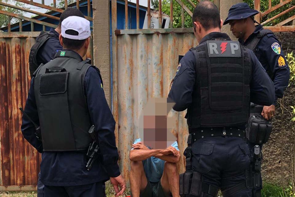 Homem é preso após tentar matar amigo com várias facadas durante bebedeira