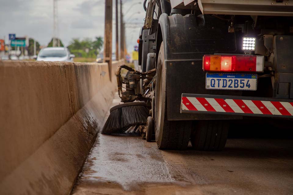 Prefeitura de Porto Velho segue com limpeza urbana na BR-364 e inicia mutirão no bairro Liberdade